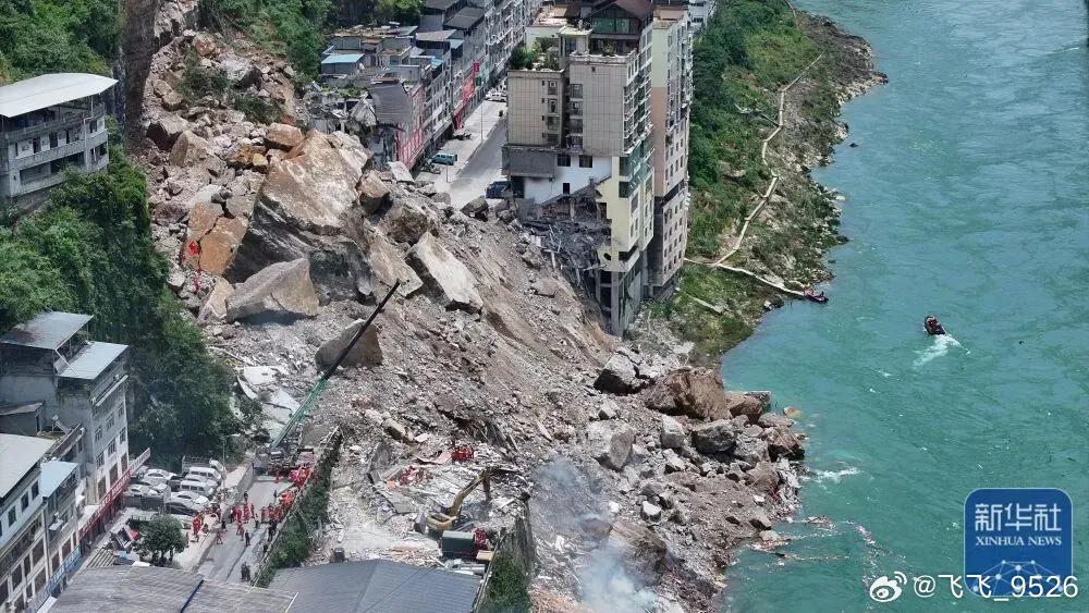 重庆山体崩塌11死50失联房子建在山水之间，危险性可想而知，两边都是隐患 