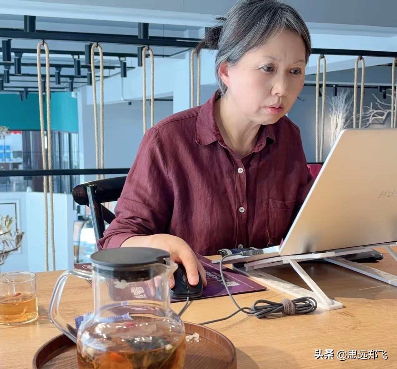 昨天中午素老三圆了我的愿望
昨天看到她原来是这样写作的
多少次，我都想看看她是怎