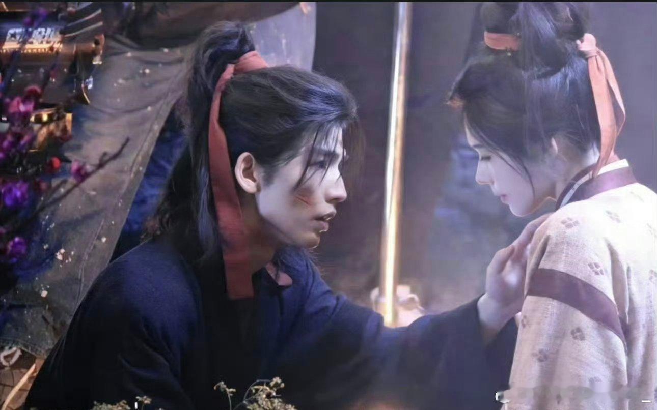 张凌赫林允喂药吻横店的雪落在他们唇间，一颗药，一个吻，是劫也是救赎。 