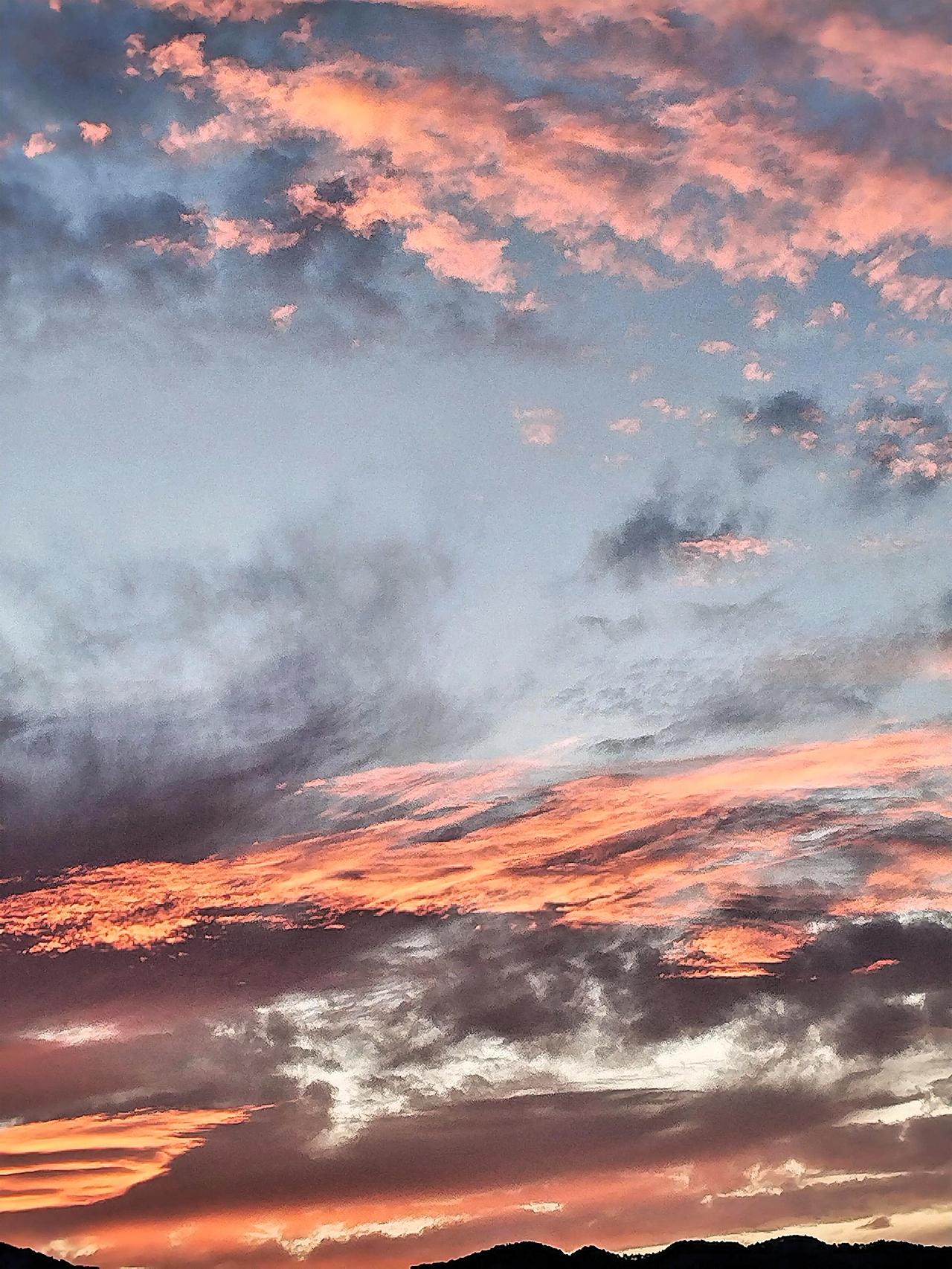 日落时分，云海翻滚，粉橙交织，美不胜收！