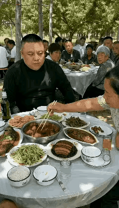 前几天刷到一个视频，一位大妈在公共场合翻菜，被人当场教育，评论区一片叫好。我就想