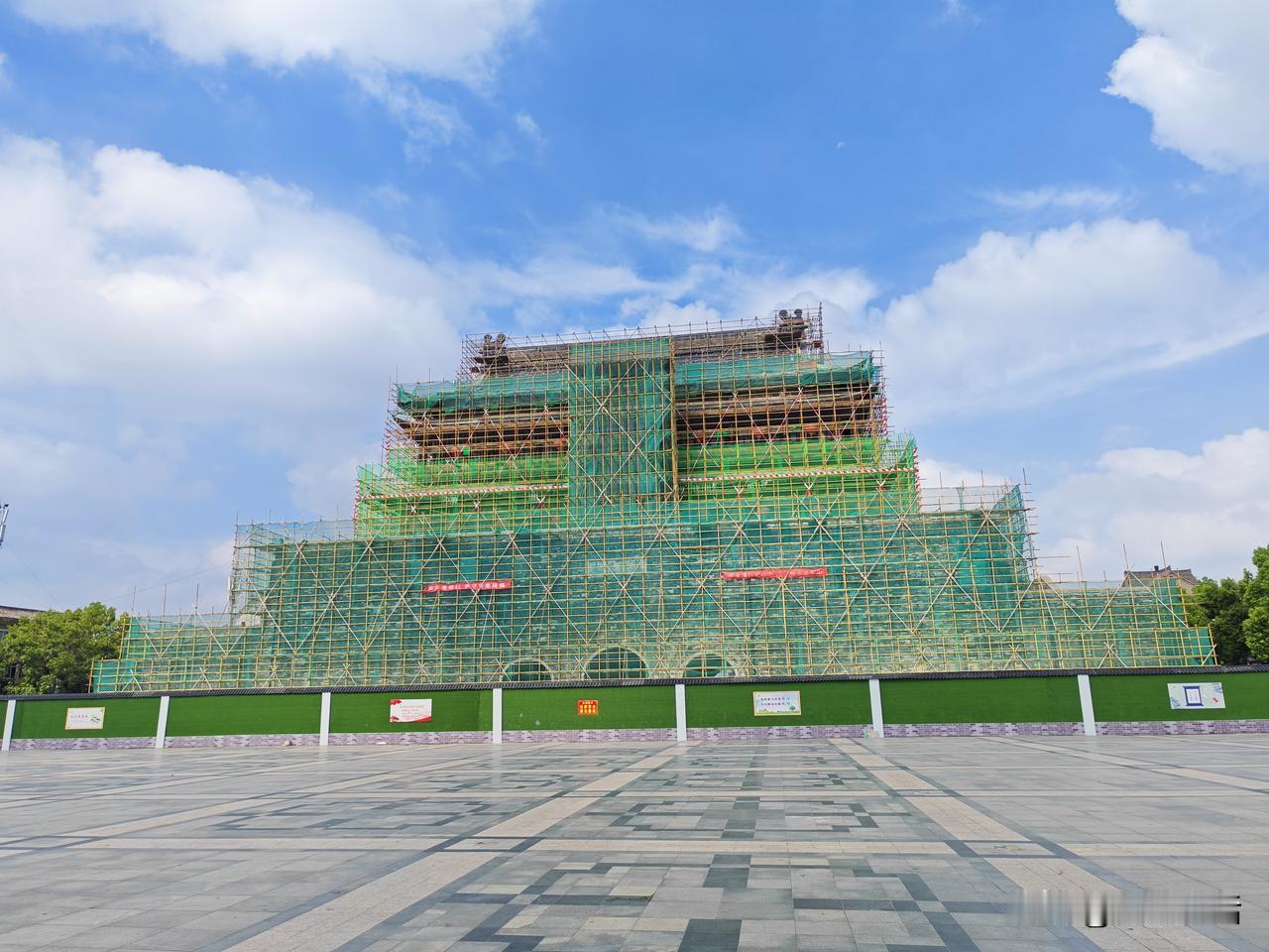 今天上午，路过凤阳鼓楼广场看到，去年5月19日鼓楼屋顶瓦片大面积脱落后，至今已一