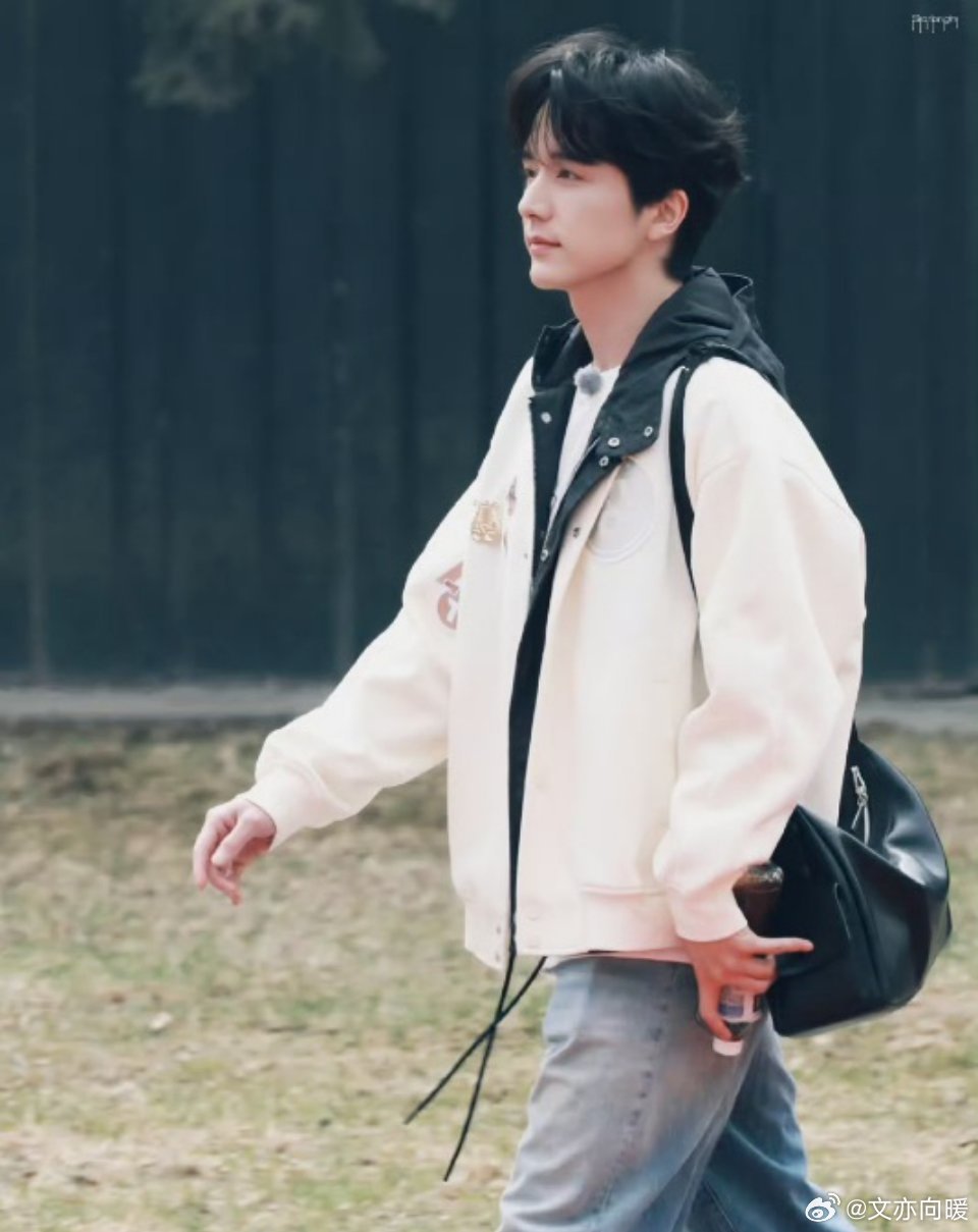 超燃全员团服出街看看张新成在《超燃青春的合唱》白色团服变身个性舞台了，那种独特设