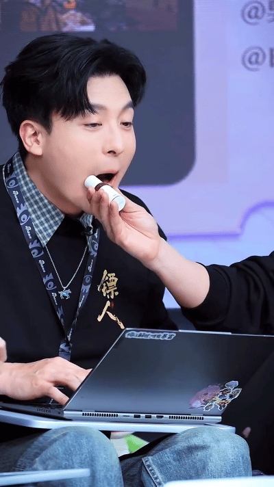 吴京帮孙艺洲涂唇膏这画面越看越上头，吴京孙艺洲互动也太好玩 