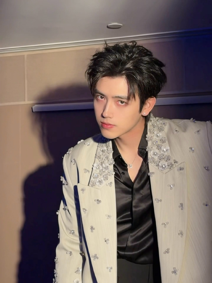 陈飞宇陈飞宇清唱若能在你眼中谁被陈飞宇的 OST 清唱狠狠打动！嗓音干净氛围感拉