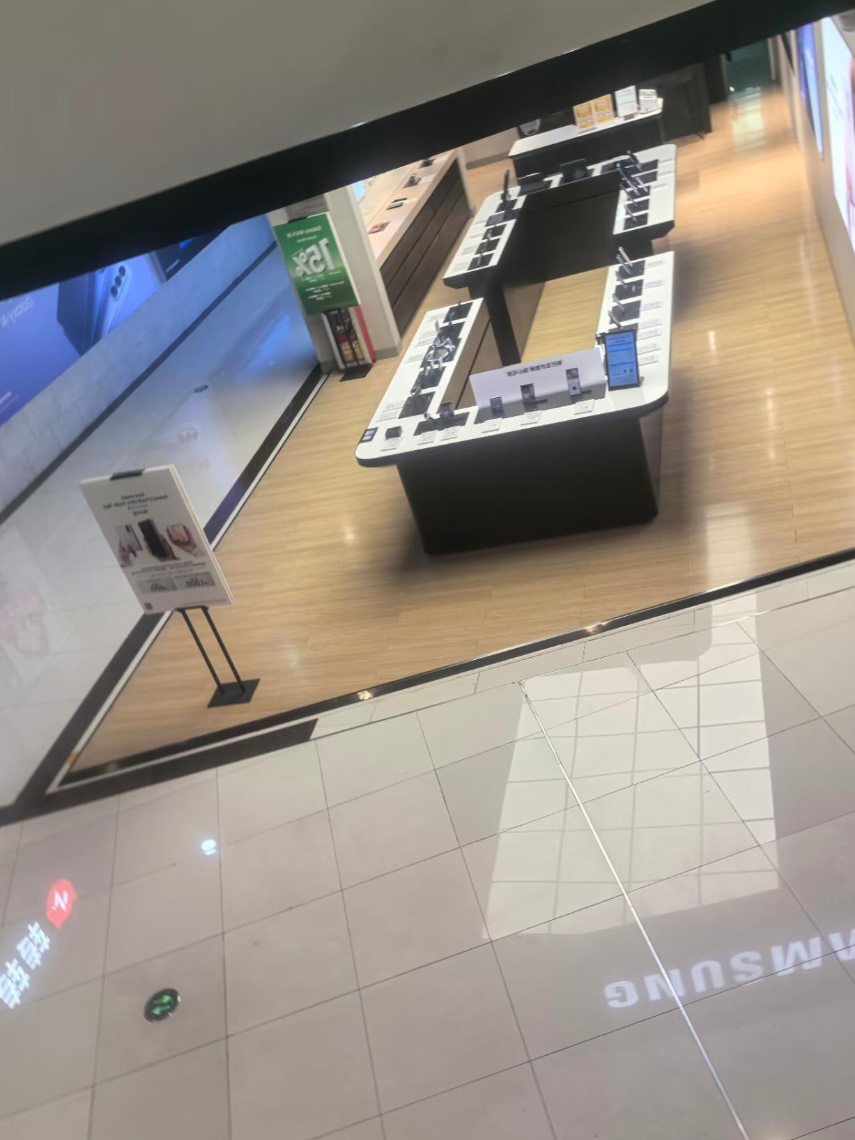 三星现如今实在太落寞了，新机发售线下门店空荡荡，半个顾客都看不到，隔壁转转门店人