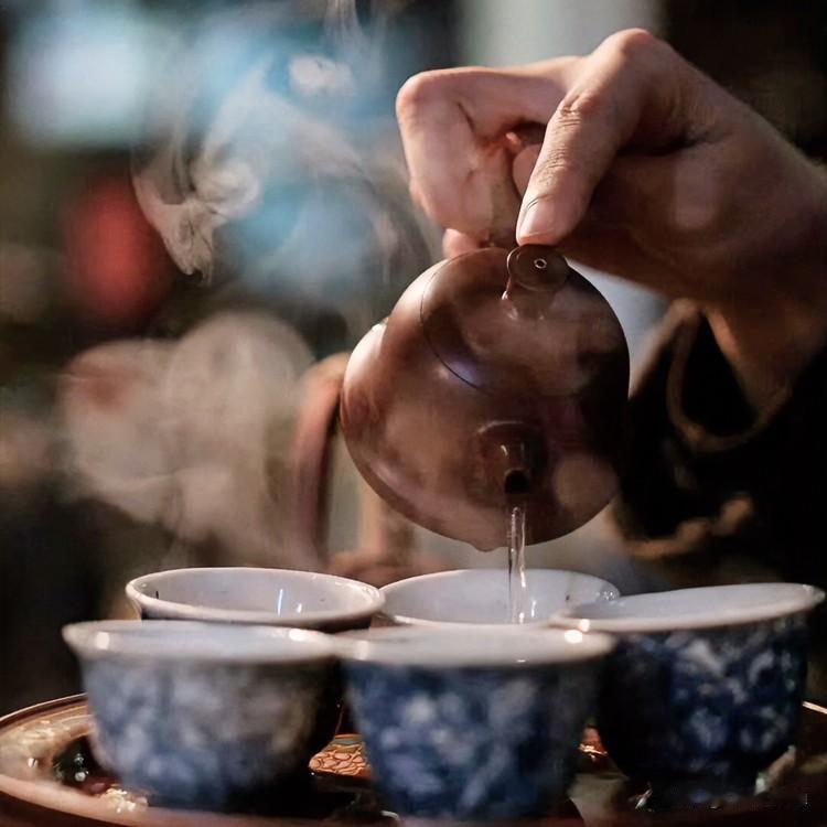 《茶隐吟·楚辞招魂体》
茶烟兮袅袅，浮沉兮若世。喧兮终寂，浓兮化逝。
幽篁兮独坐