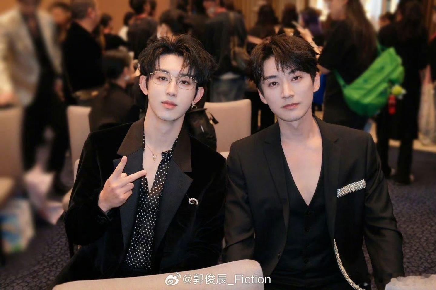 郭俊辰晒尖叫之夜后台合照尖叫之夜后台集齐合作过的伙伴、室友还有新朋友，年度十佳演