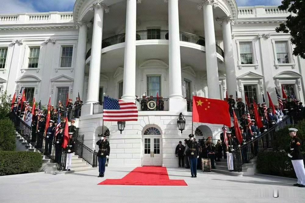 红毯不能停，也不能少。这是来自白宫的红毯。
这人情世故还是很懂得。