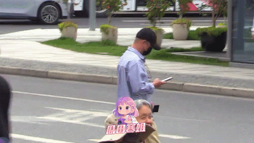 文章过马路低头看手机 近期文章行程十分忙碌，自家新店生意火爆，他身着休闲装步行前