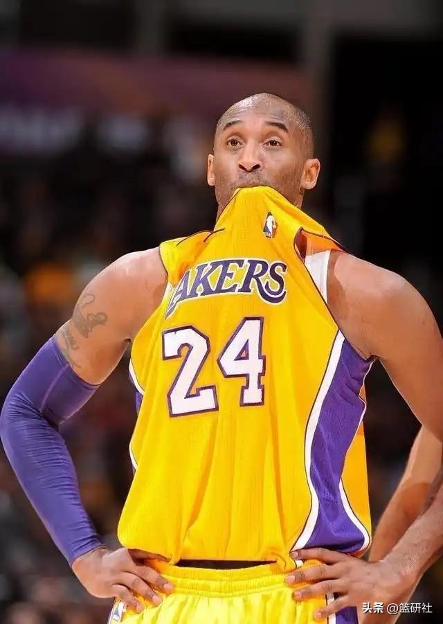 科比和詹姆斯最大的区别是什么呢?科比是把自己逼到极限的得分机器，詹姆斯是把全队捏