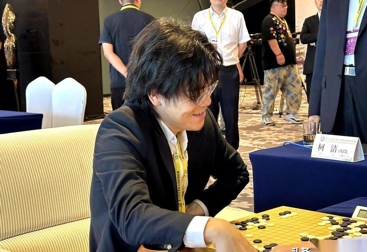 春兰杯16强赛，柯洁对上日本小将，全场就一个表情——笑。
棋都快下崩了，他还在那
