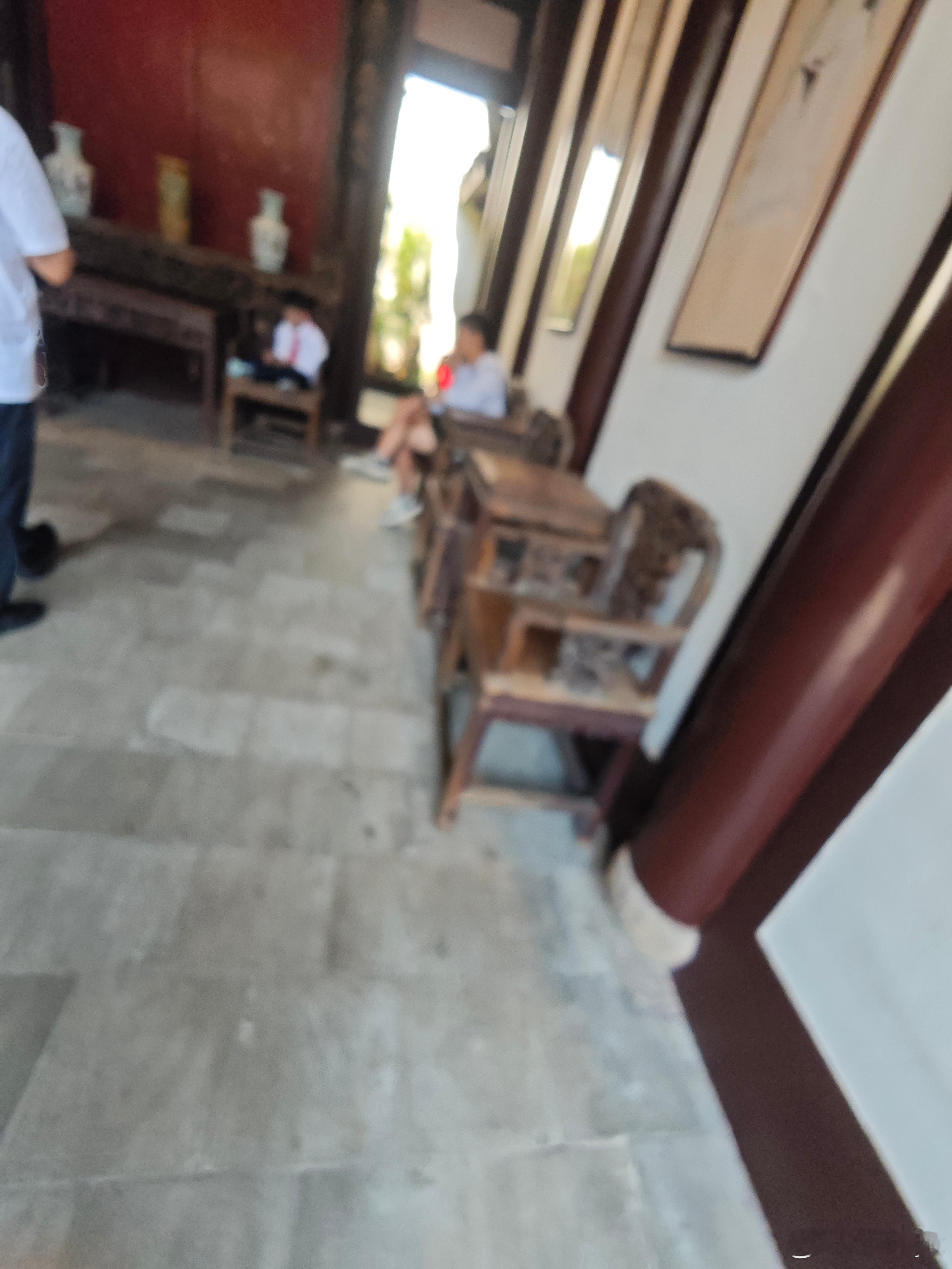 今天感觉好点了，出来逛逛。第一站来冰心故居看看，有些游客素质真的很差。有几个大妈