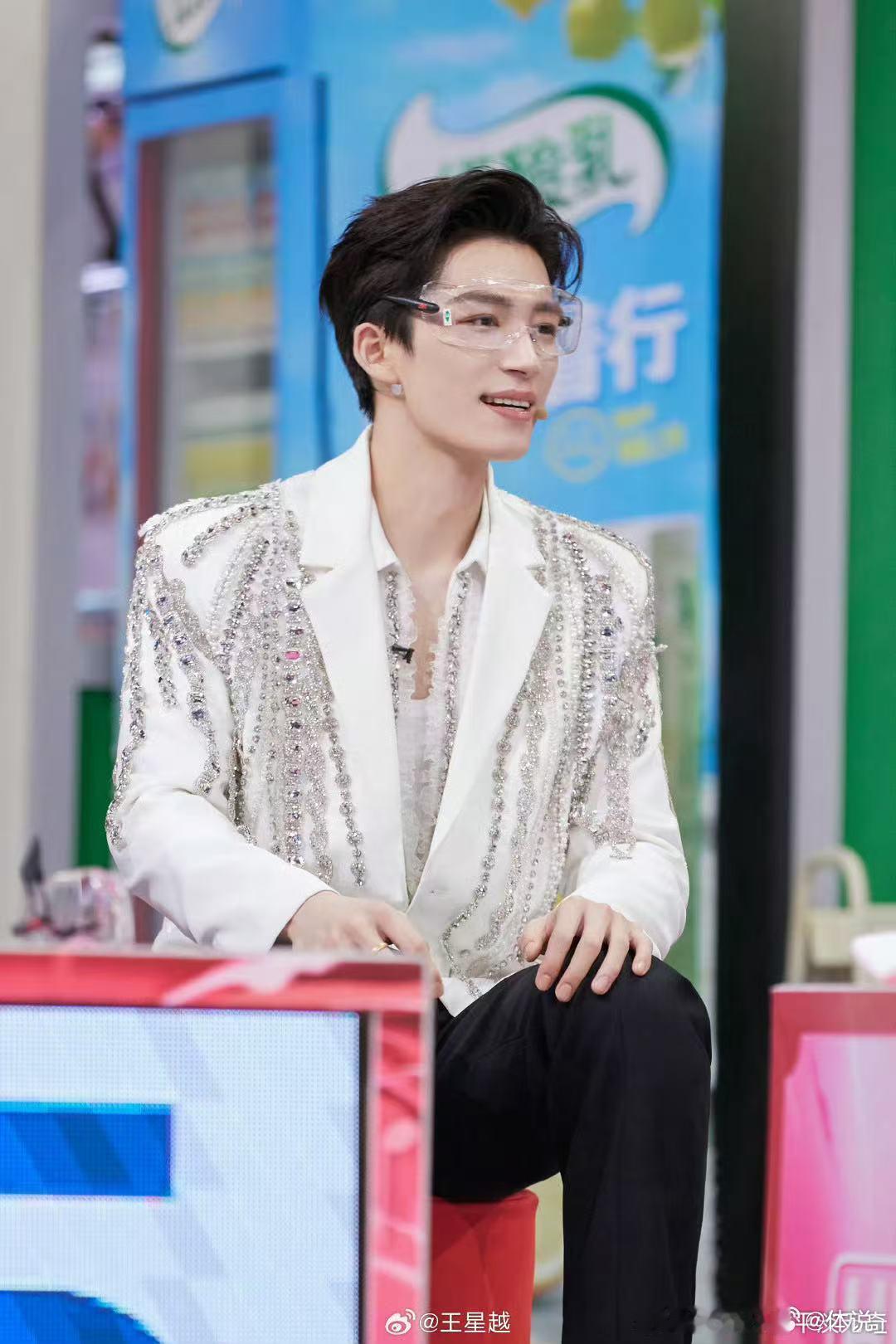 王星越新剧一款很能活的男主 萧北冥的生命并没有像其他剧中的男主一样轻松，他从一开
