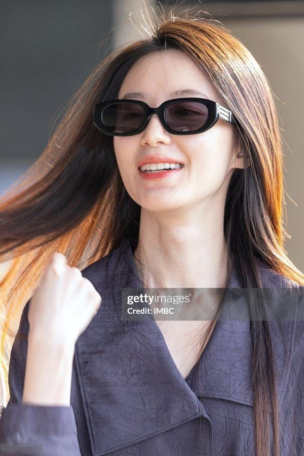 如何评价叶舒华粉丝拿这张G社素颜图当安利？看皮肤状态尤其是颈纹像赵美延的妈妈 