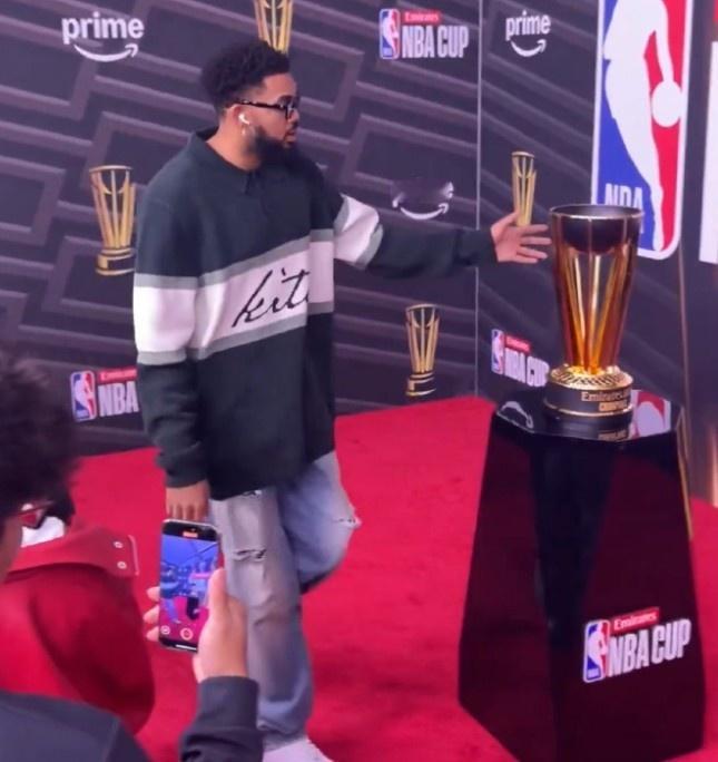 NBA杯冠军赛尼克斯战马刺 唐斯赛前路过奖杯前没忍住摸了一把😳 