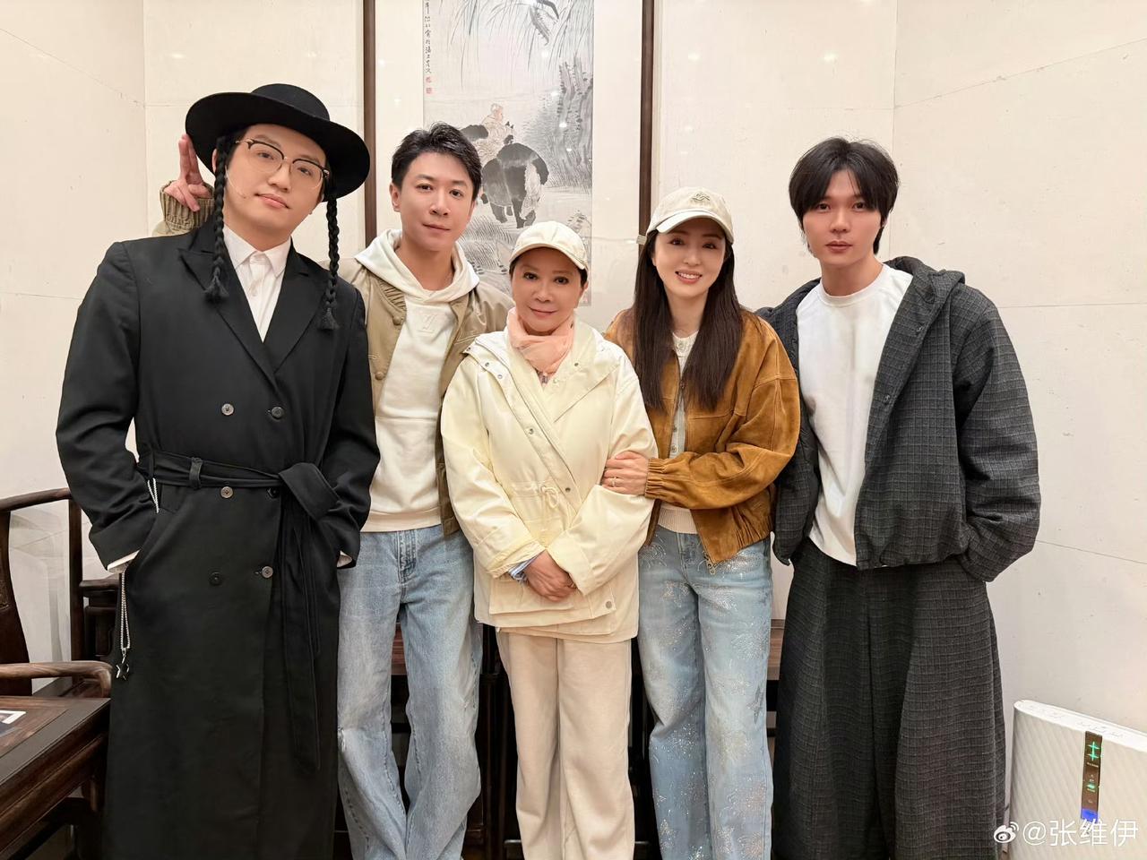 和蔡明合影的这个人是谁啊？一个大男人留两个辫子？是自己的真发还是帽子上装的假辫子