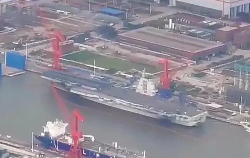 福建舰航母最新动态，不管是硬件还是软件都在紧锣密鼓的往前推进。从硬件来看安装基本