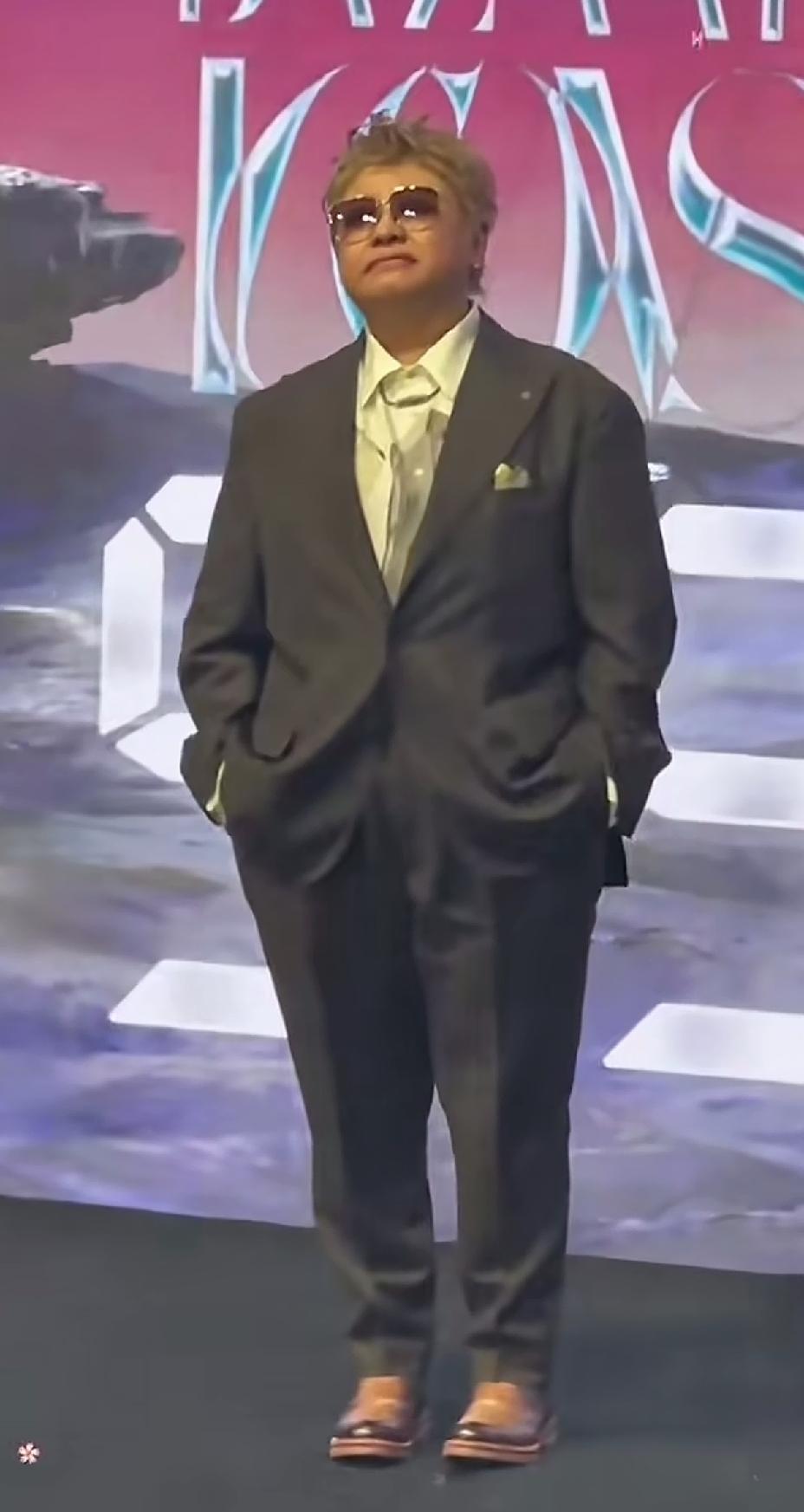 不理解韩红，一个纯正的女人，怎么总是穿男装，基本上没见她穿过女装。
行为举止也是
