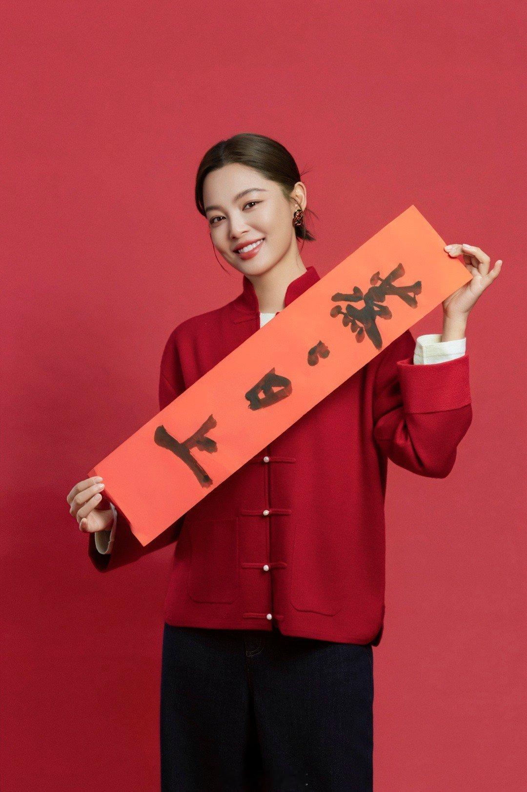 辛芷蕾人民画报正刊封面ERDOS品牌代言人辛芷蕾温暖全世界 从容是态度，质感是底