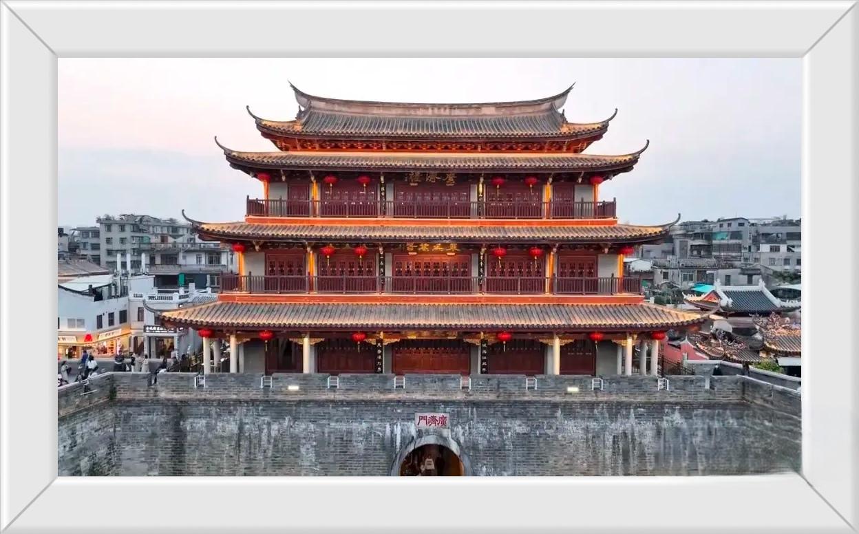 同一地方，同一个地点，二十多年来的变化。

现在的广东省潮州市湘桥区文旅景点。