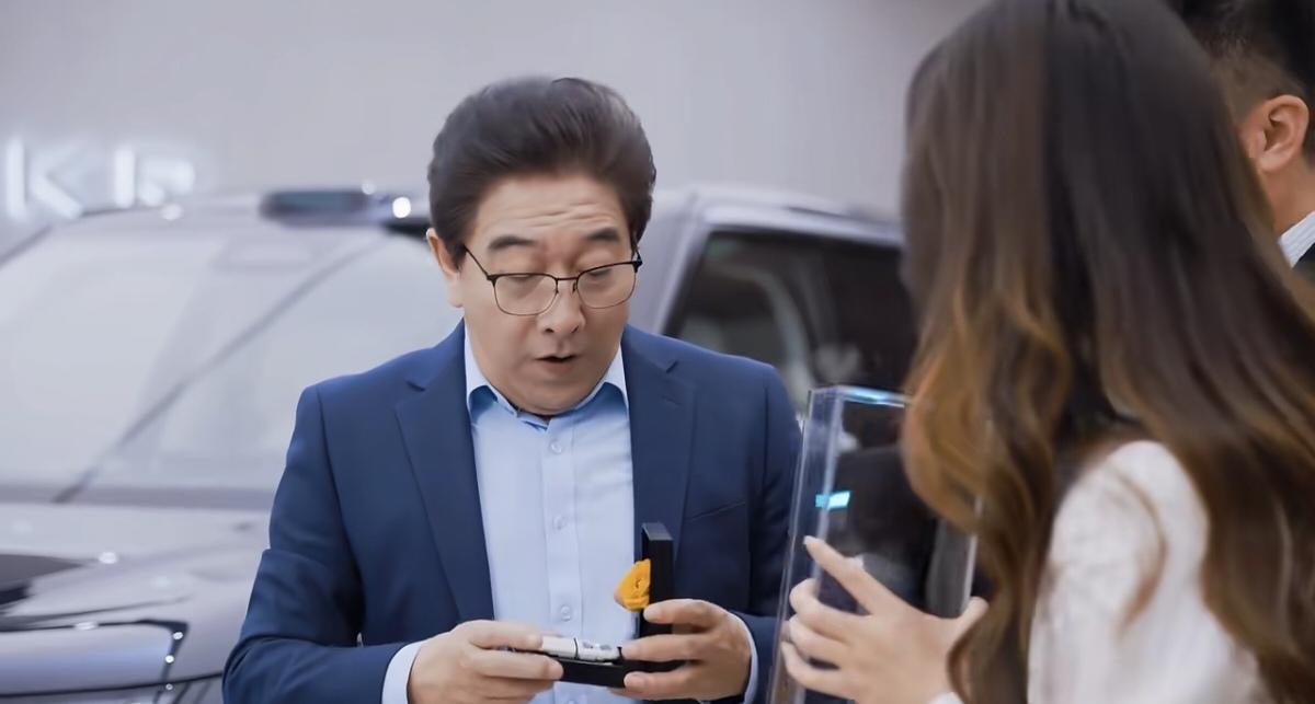 资深新闻主持人水均益喜提人生第一台新能源车，不是特斯拉，也不是丰田，更不是宝马，