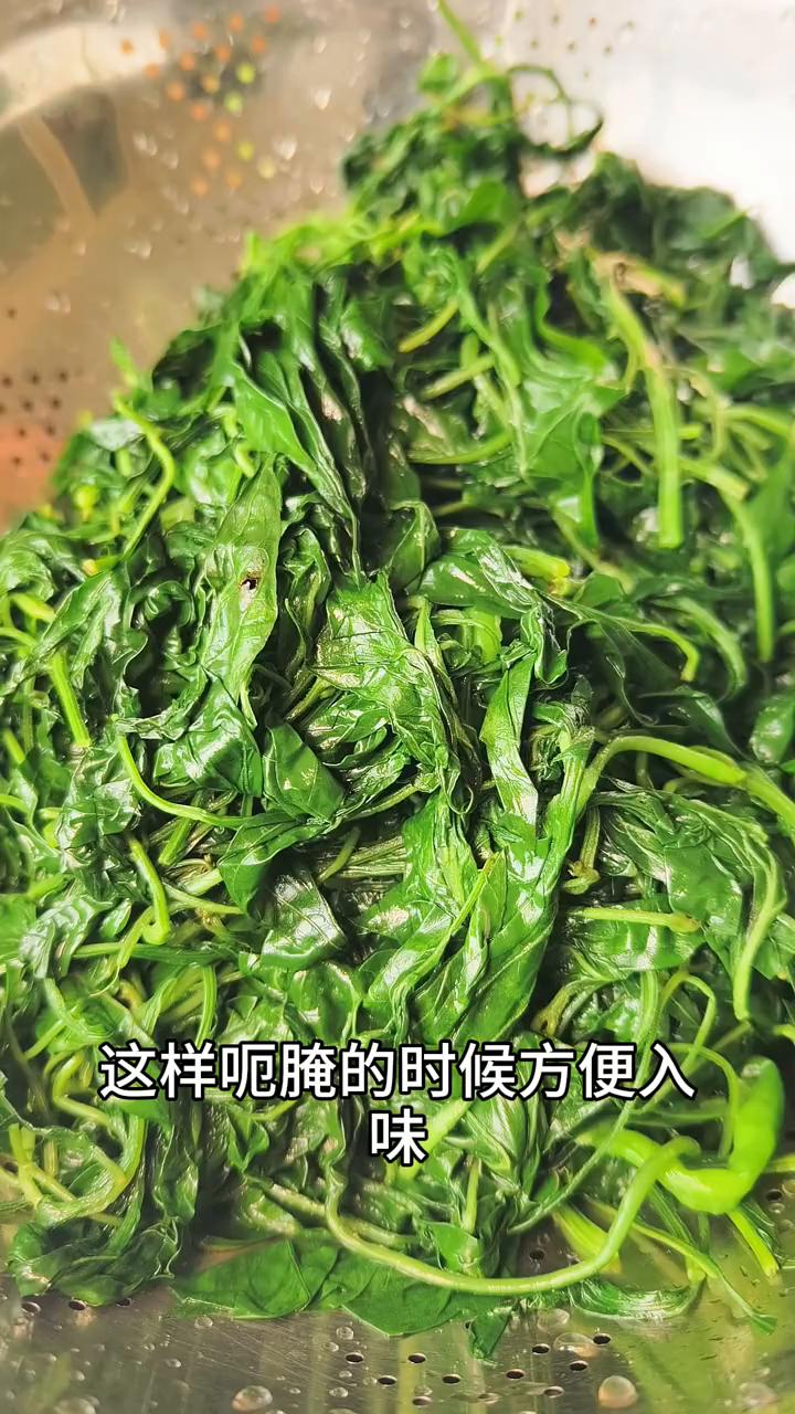 腌辣椒叶咸菜。
·把吃不完的辣椒放在滚烫的开水里一烫，再把辣椒叶子也放开水里烫一