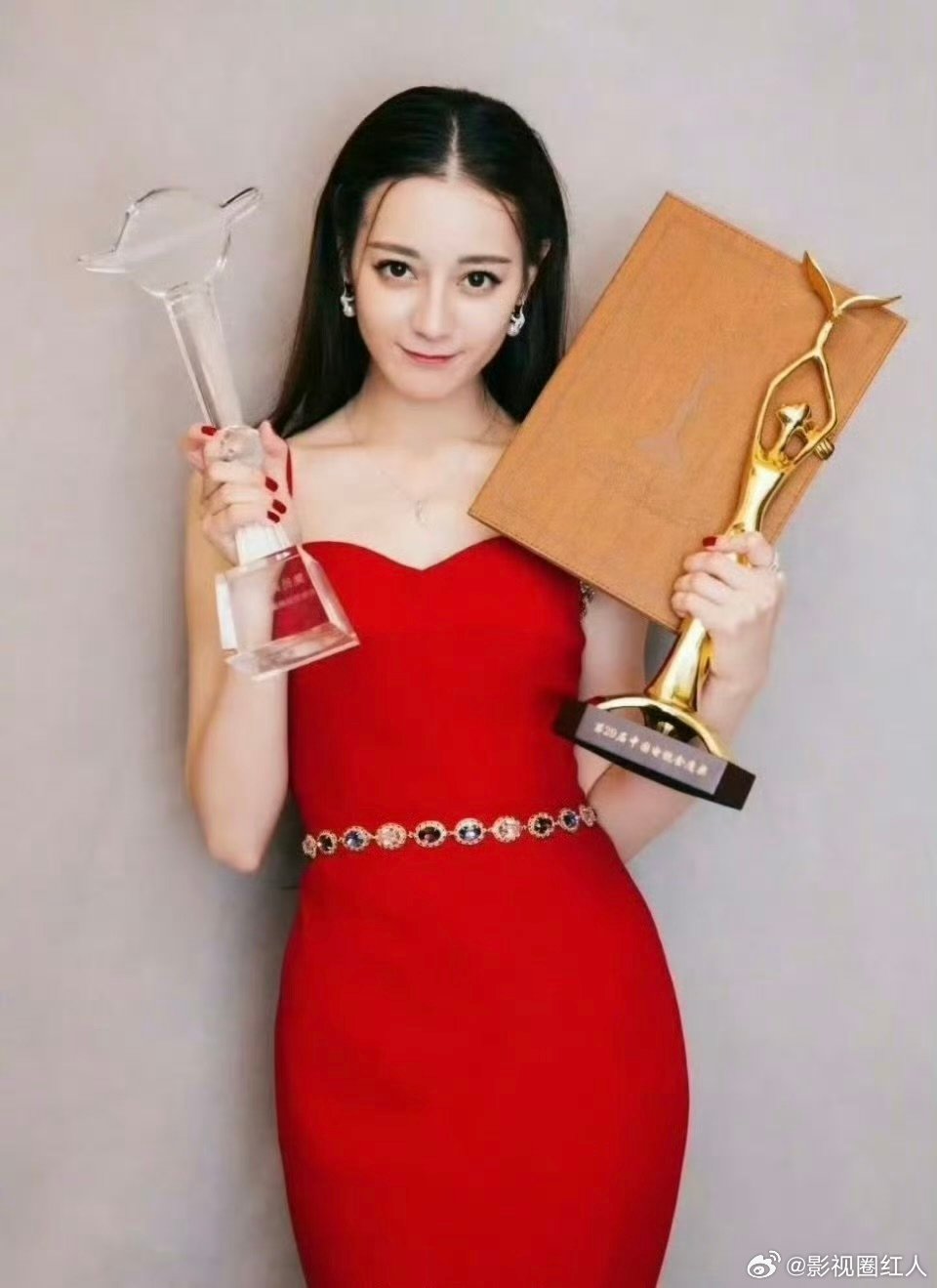 迪丽热巴首位90花视后迪丽热巴金鹰视后价值 迪丽热巴金鹰视后价值，是不是很高杨紫