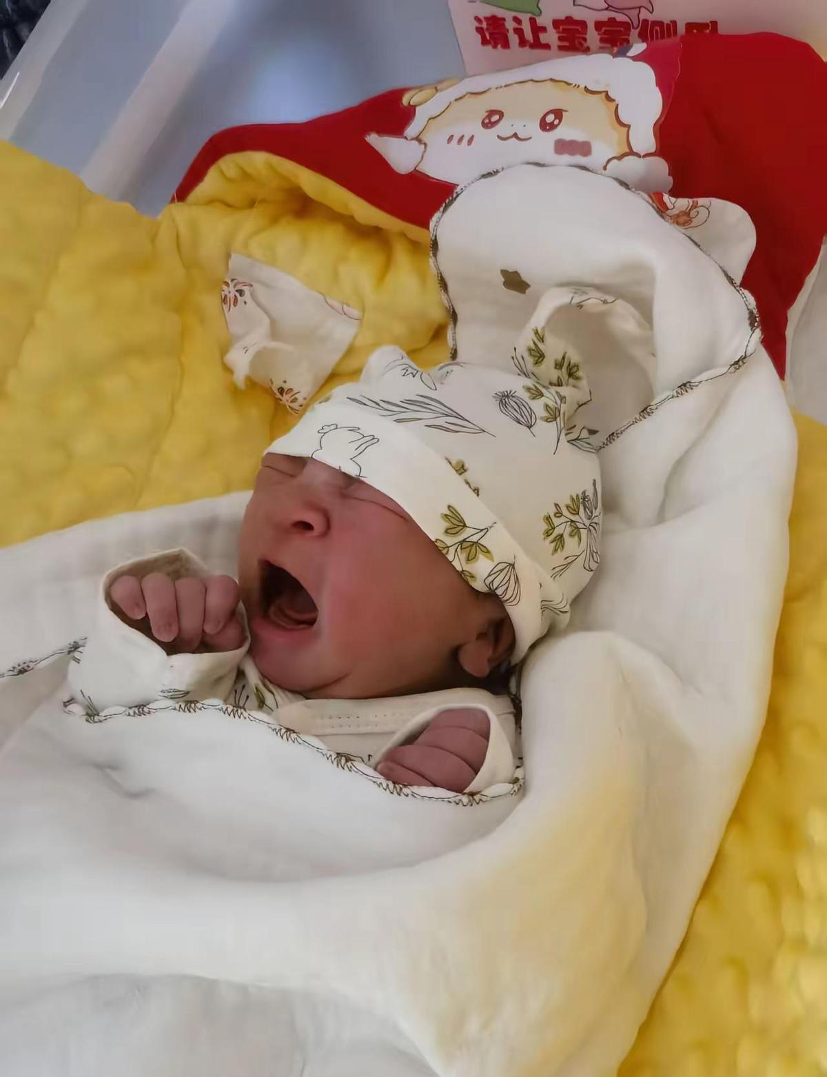 奶奶抱上小孙子，笑得合不拢嘴。
这娃儿生得壮实，母子都平安。
一家三代人，福气全