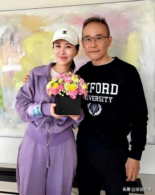 老王啊老王，你这魅力真不是盖的。
别人都说你多金，可我觉得，你身上那股子劲儿，那