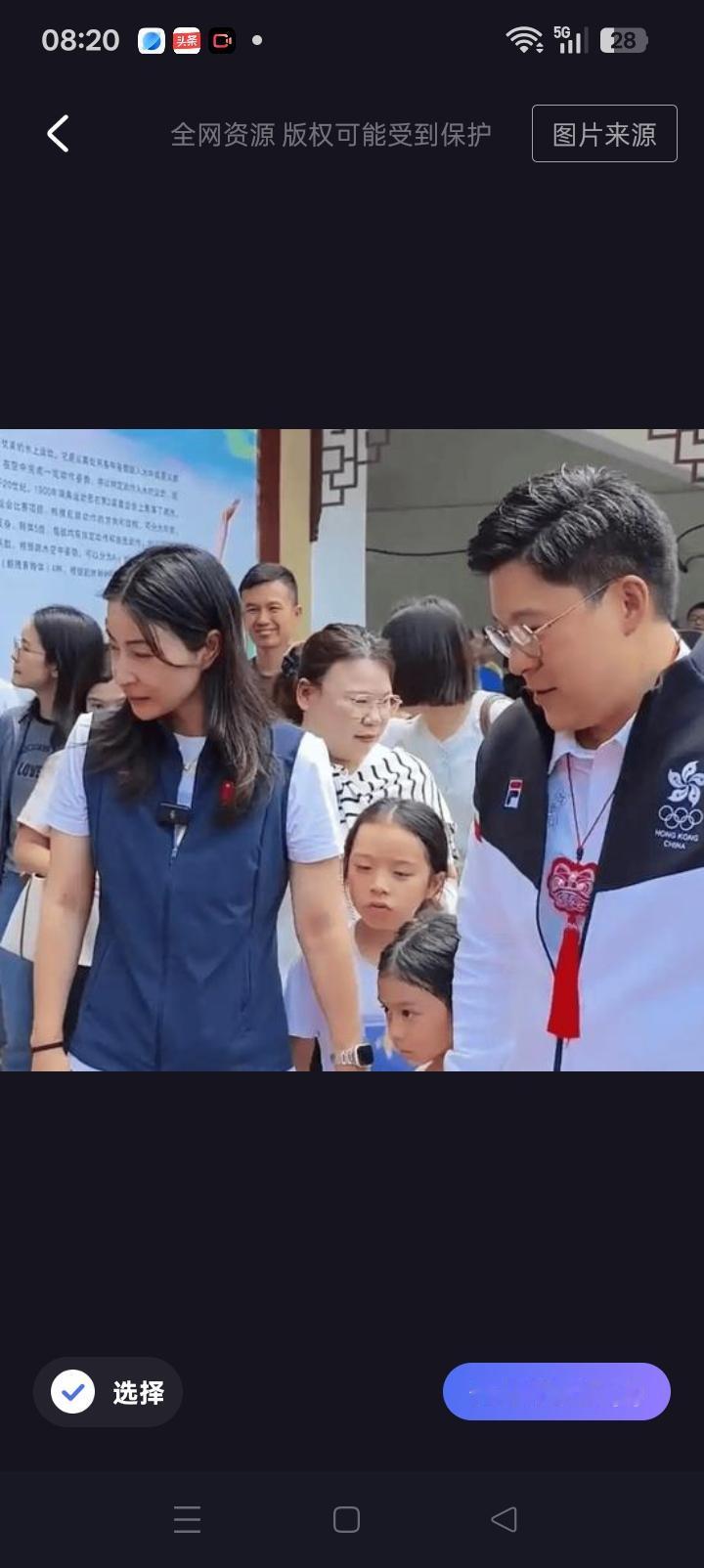 你不会是最后一个知道的吧？霍启刚一家五口逛街连个保镖都不带，孩子全穿平价旧款，9