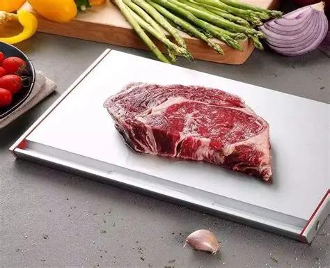 冷知识：冻肉别用热水泡，冷水加一勺盐，解冻快还不流失肉的鲜味

很多家庭都有这样