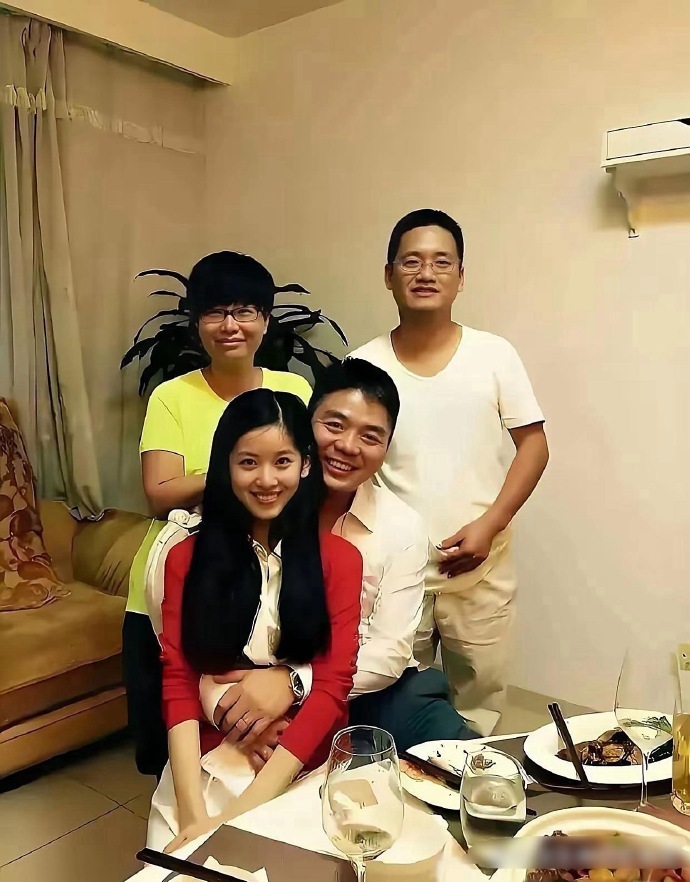 清华学生章泽天和京东大老板刘强东，当年“不知妻美”的东哥一脸开心地环抱奶茶妹。 