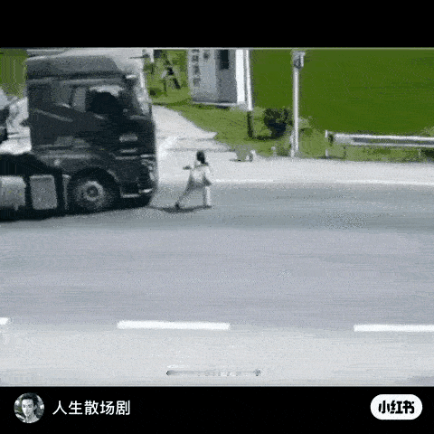 第一眼肯定看见大货车了，这个时候还往前闯，那就真的是命该如此了。