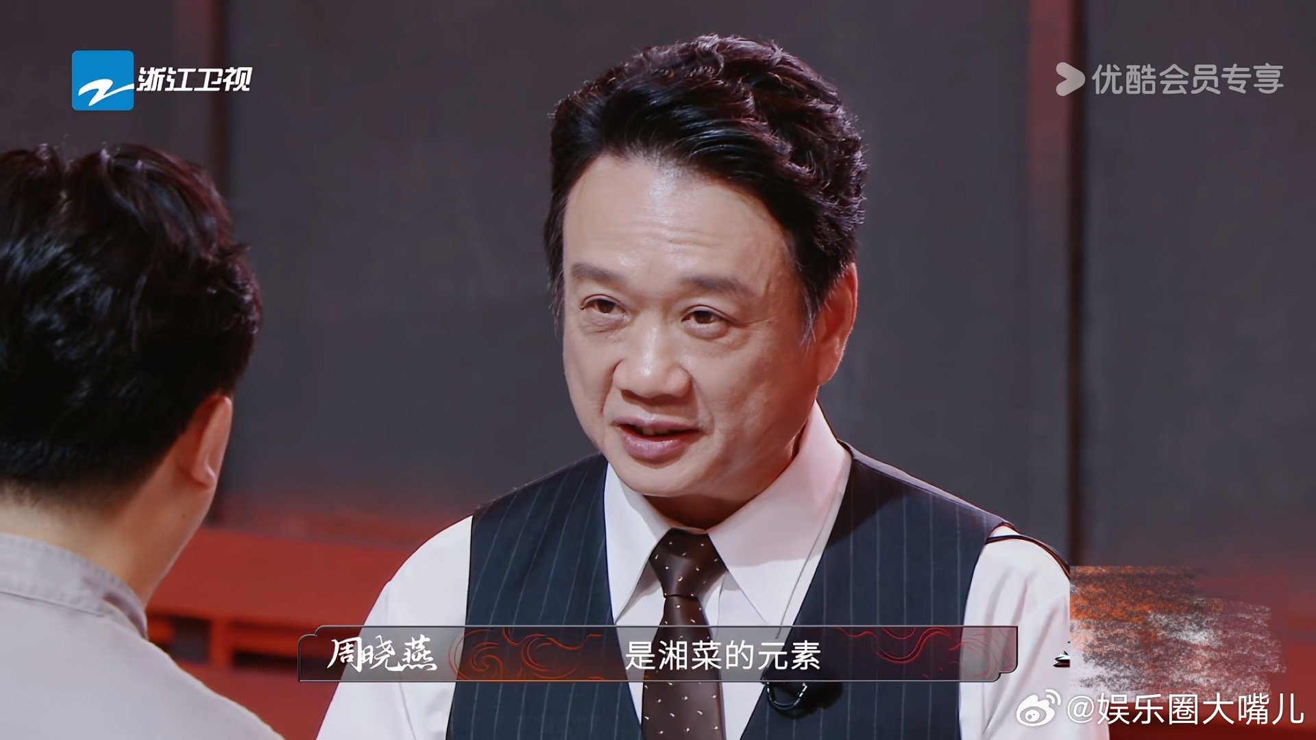 百厨大战怎么给我干考场来了 评委驻足观察时，选手立马更拘谨了，100人争15个名
