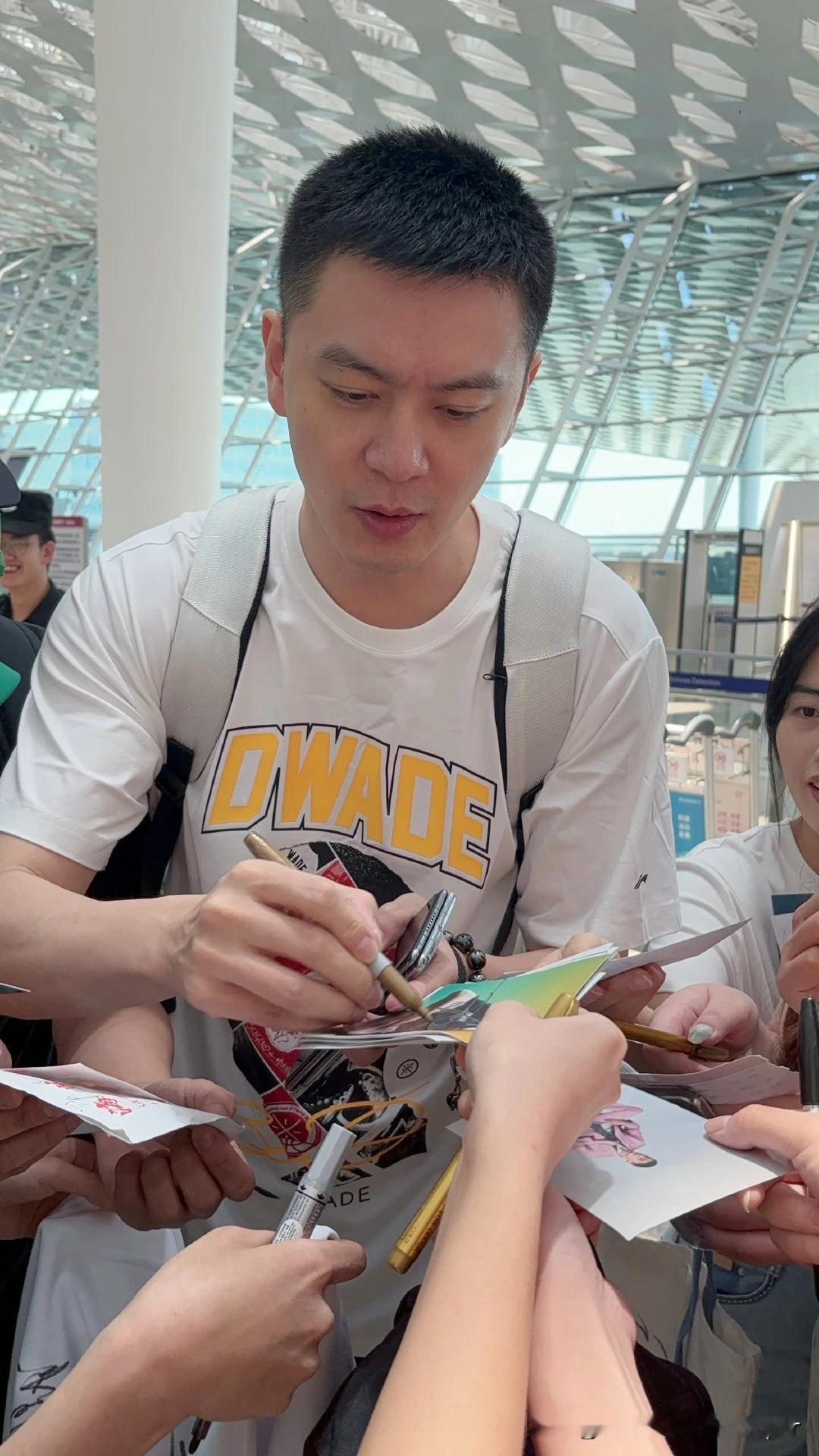 杨鸣也不是“吃素的”，赛后夸广东队政策好是啥意思？难道是影射颠覆规则签约周琦一年