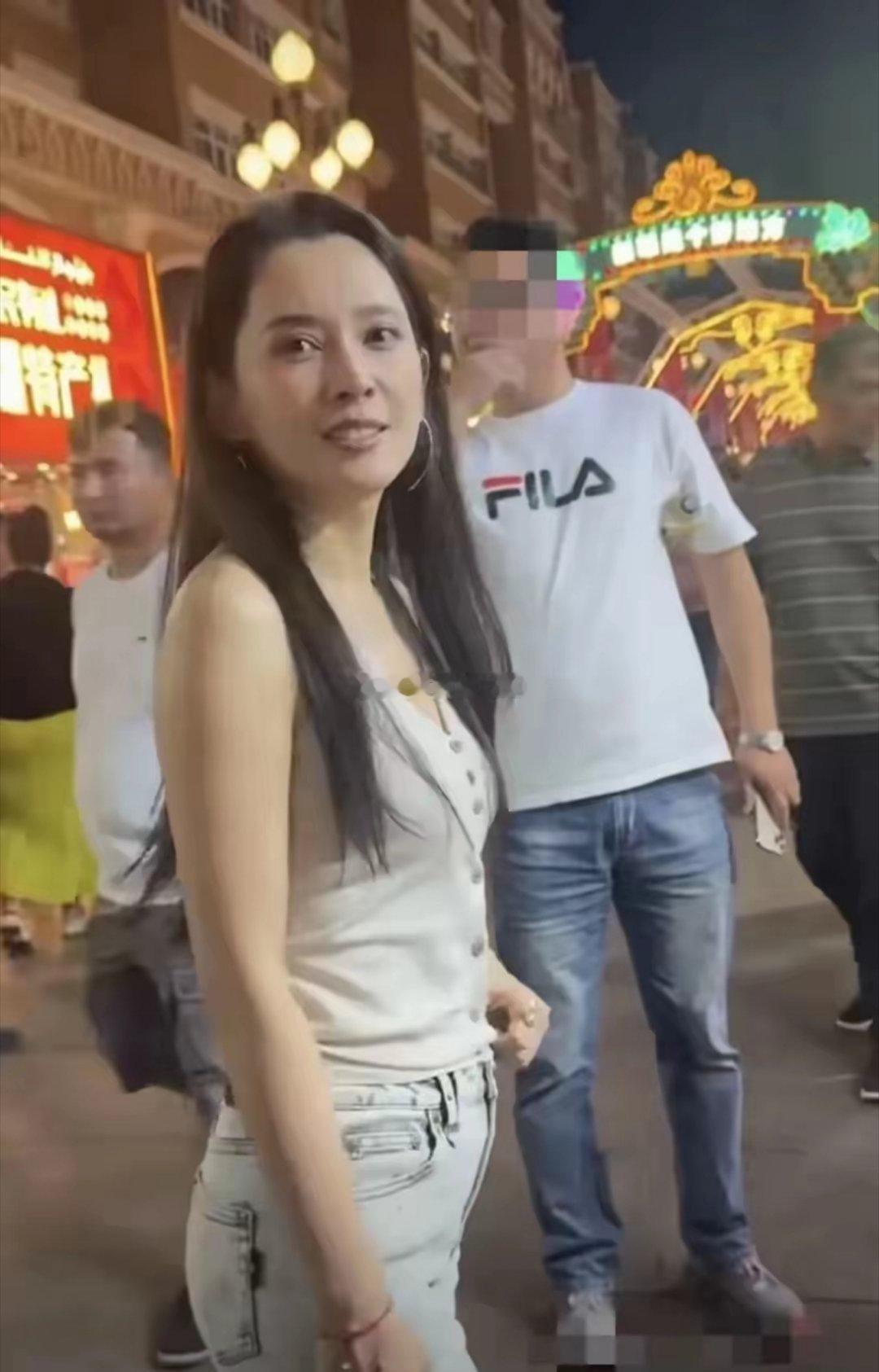 网友新疆偶遇森林北，穿着简单身材很好，本人又瘦又美！汪峰有眼光 ​​​