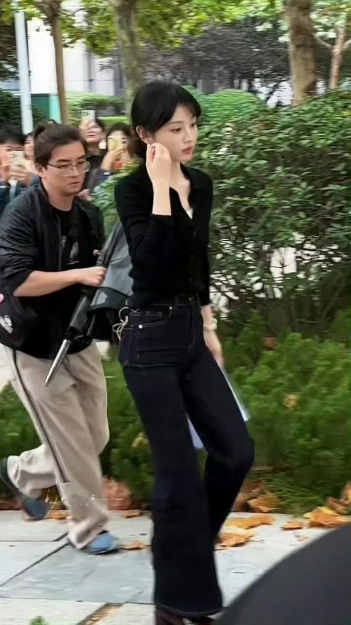 田曦薇走路粉天菜此女走起路来劲劲的，依旧是走路的神