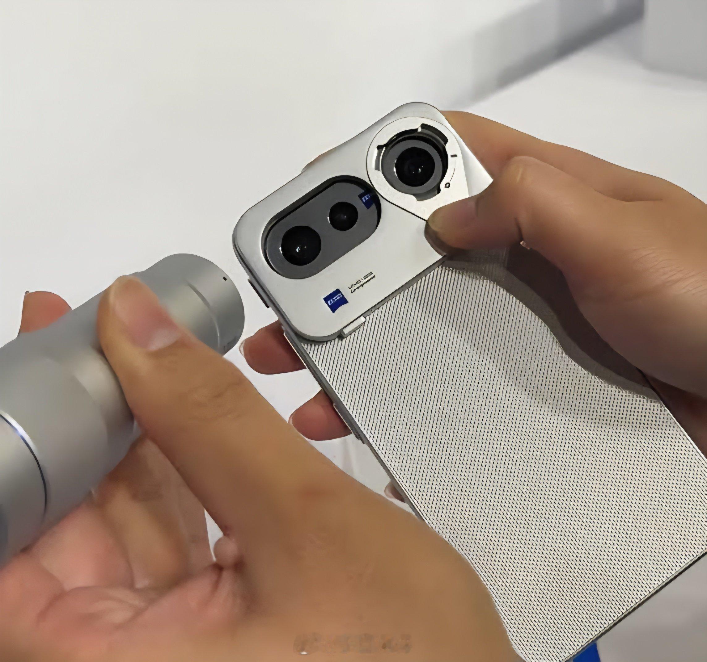 刷到vivo海外的待发新机X300 FE，横置Deco也做了增距镜套装，蓝厂这是