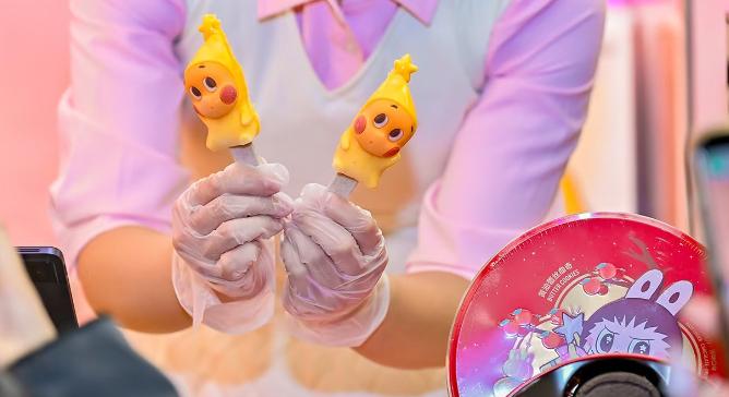 泡泡玛特旗下甜品品牌POP BAKERY首家直营门店即将落地于秦皇岛阿那亚。与以