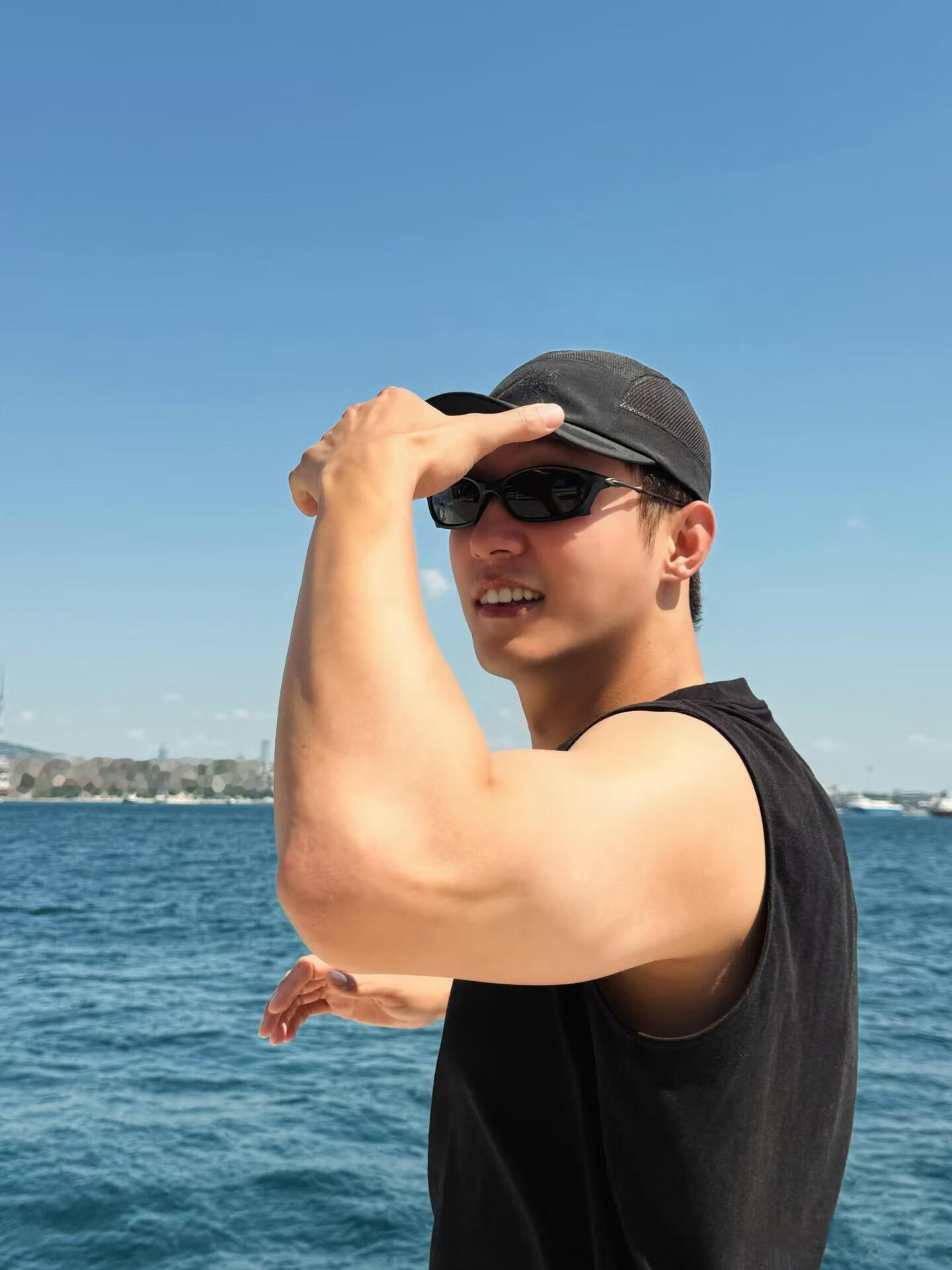 黄景瑜好松弛黄景瑜呼吸感 镜头捕捉到黄景瑜松弛瞬间，神态自然舒展，慵懒又迷人的呼