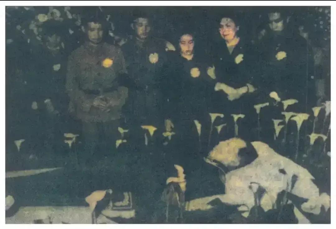 1965年，刘亚楼病逝后，一张罕见的遗容，照片中的他身穿军服，神态安详，躺在鲜花