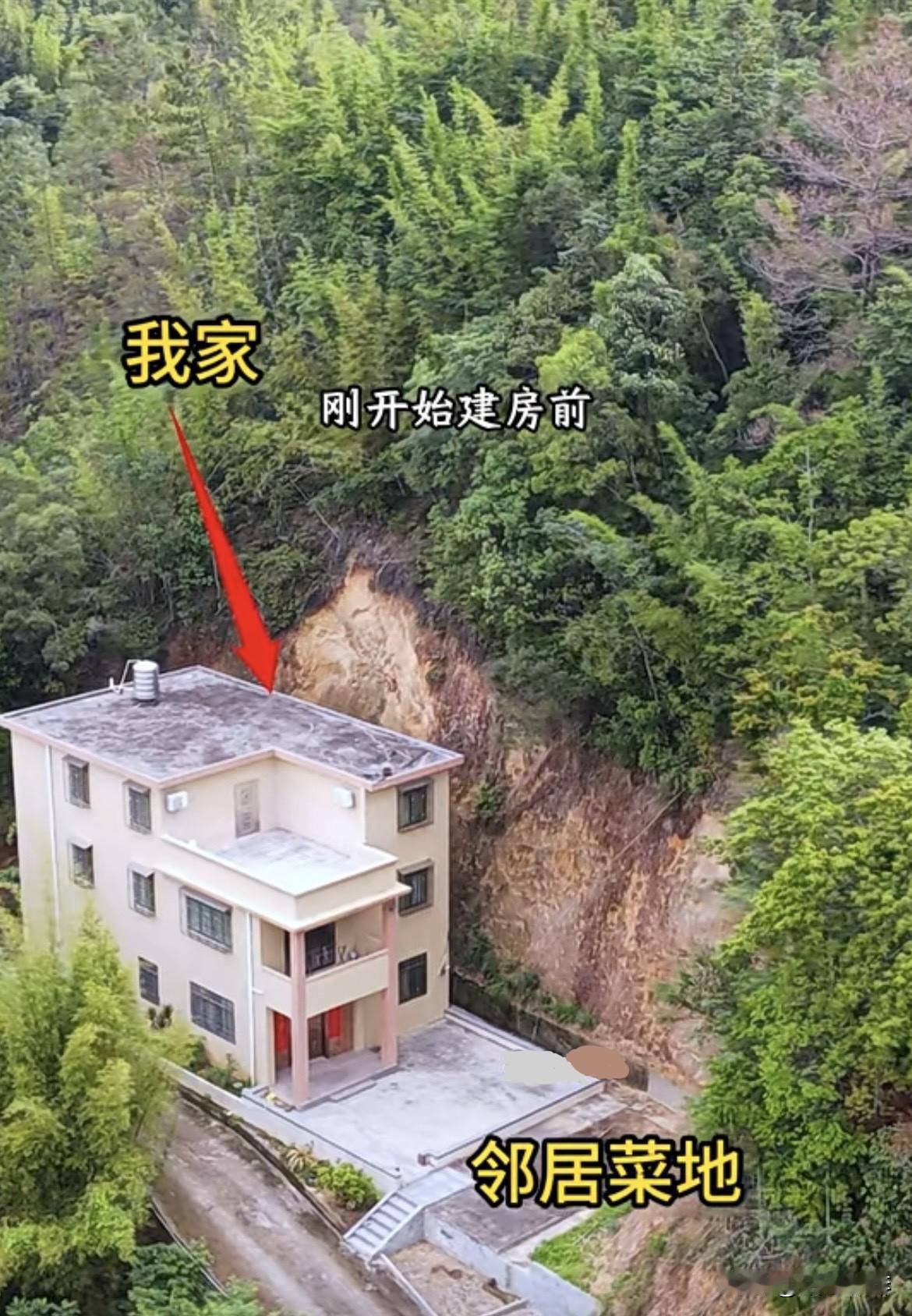 当开始建房🏠前和主人说好，
前面的菜地给我做院子，
当时给他800块作为交换。