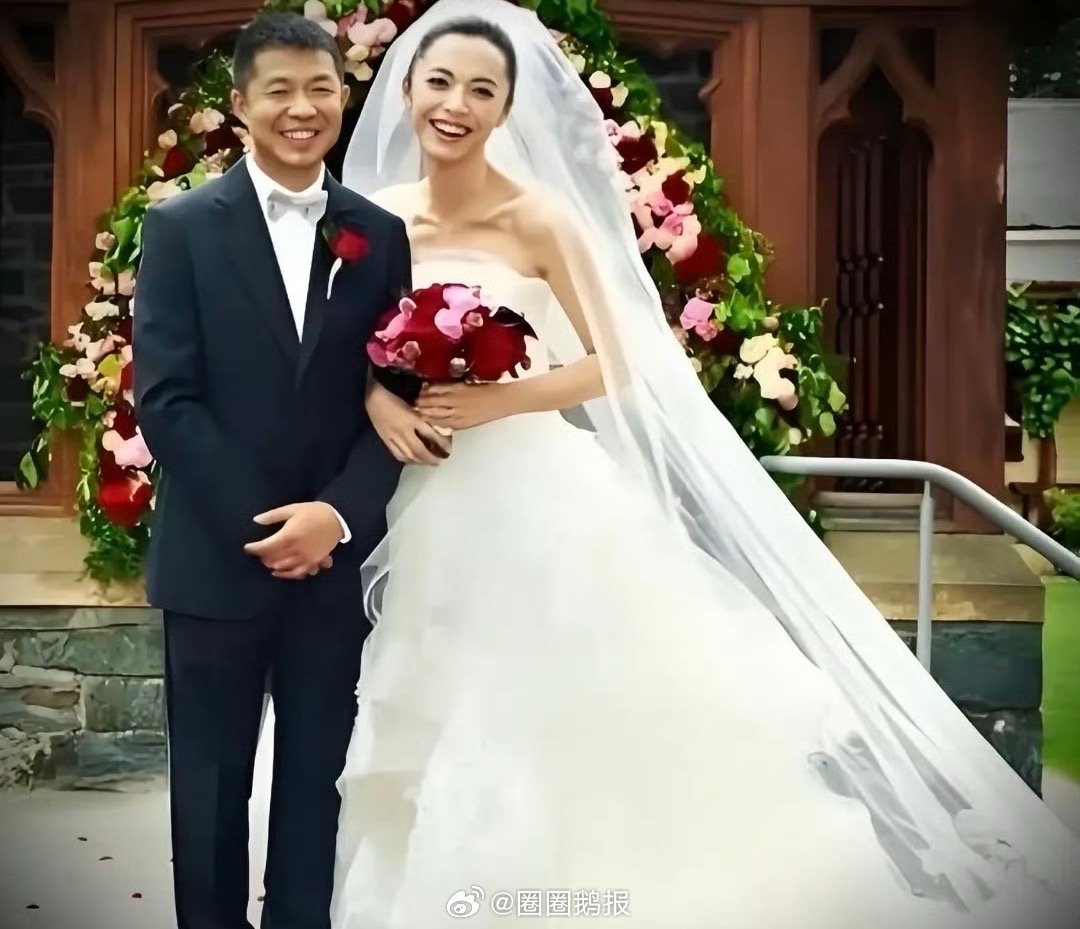 姚晨与曹郁2012年举行婚礼姚晨曹郁官宣离婚姚晨与曹郁2012年举行婚礼，今天突