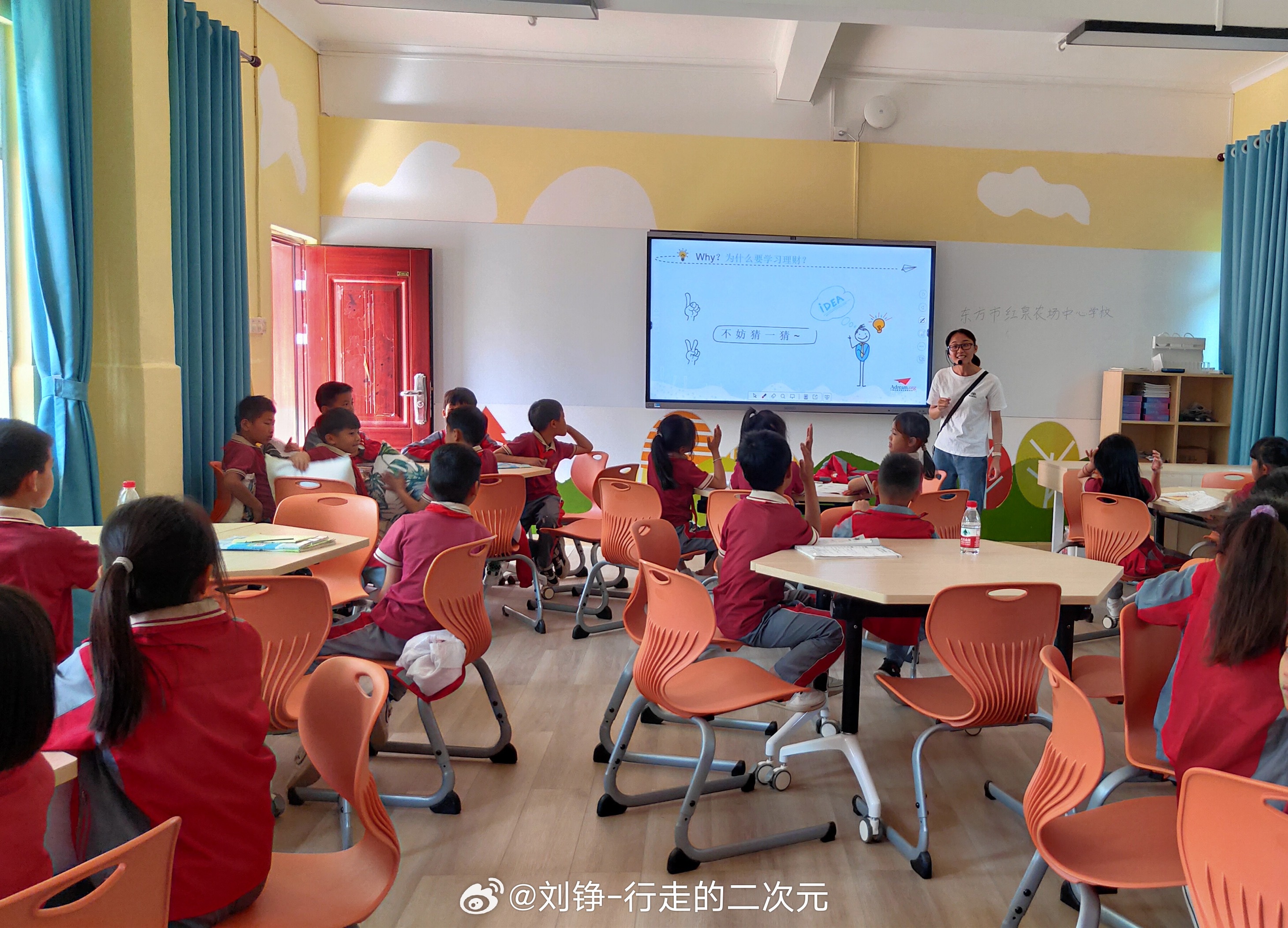 05后少年筹备一年干了件大事 每一间梦想教室，都是通往未来的起点。这里有图书、平
