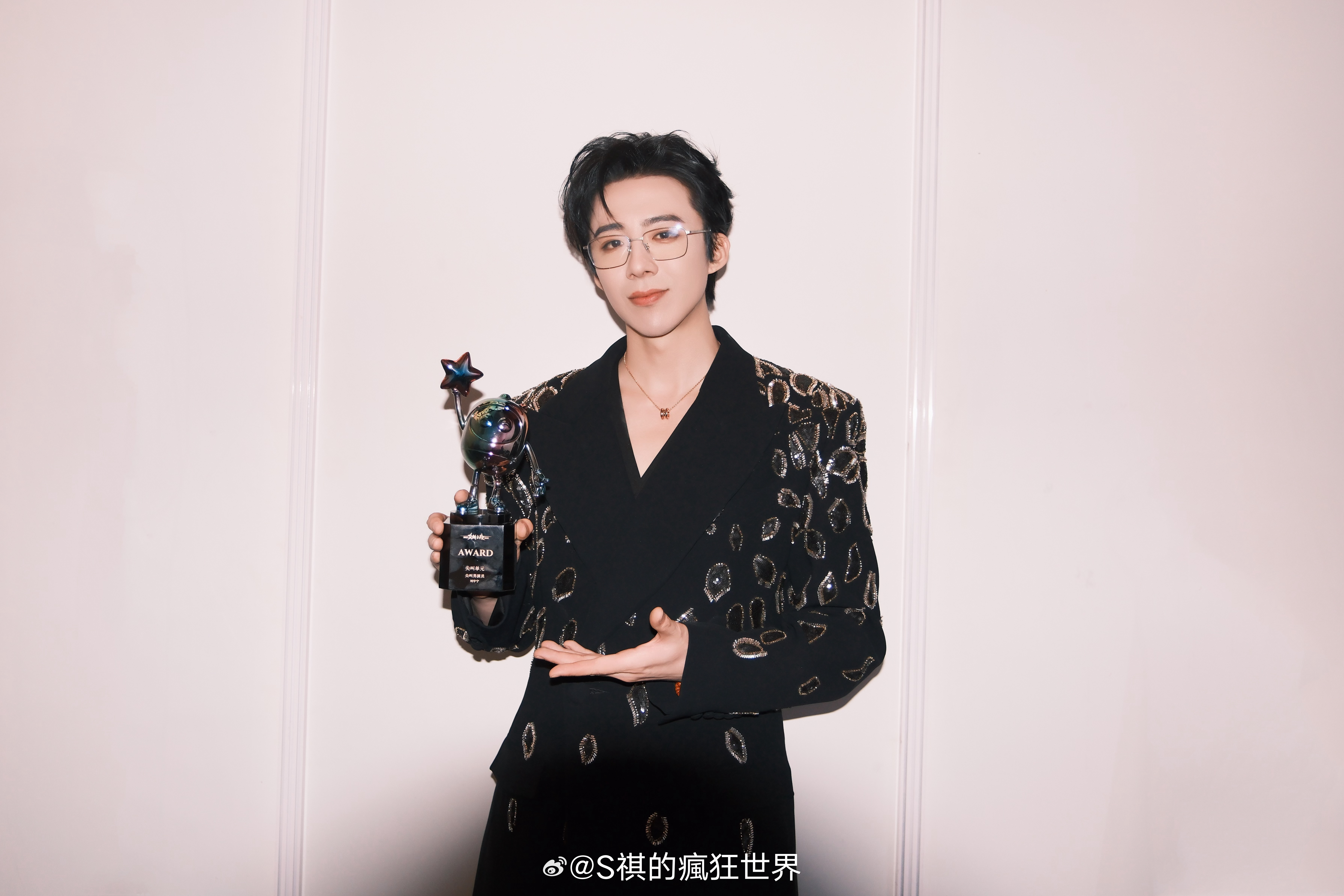 刘宇宁的2025巡演 🐾刘宇宁玫瑰丛生 🐾摩登兄弟 黑西装勾勒利落线条，红与