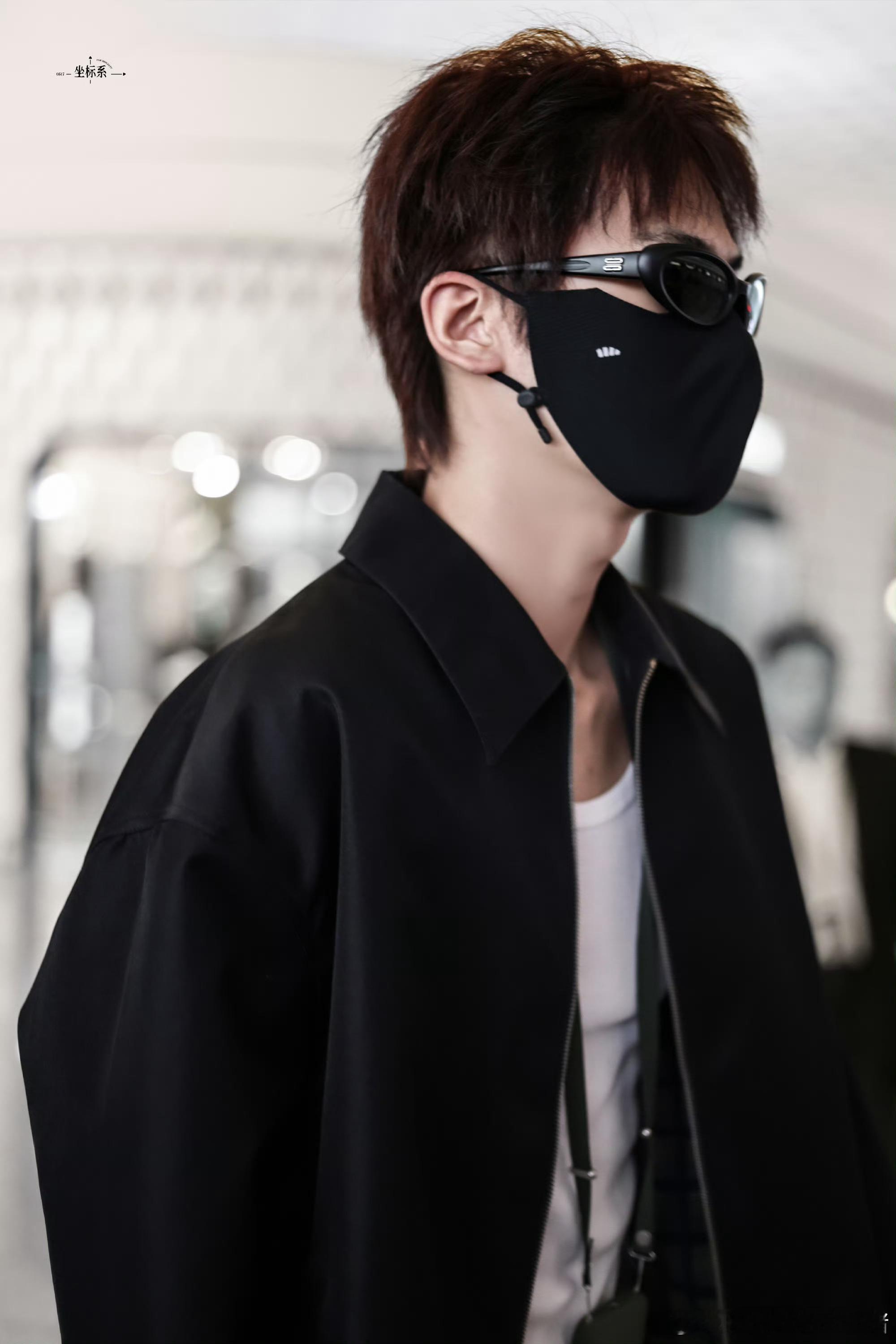 周柯宇今日机场造型，陈真薄薄一片，期待明晚直播