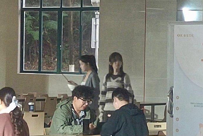 网友偶遇杨超越董思成拍戏杨超越、董思成新剧《今天是太阳雨》片场生图路透来了，俊男