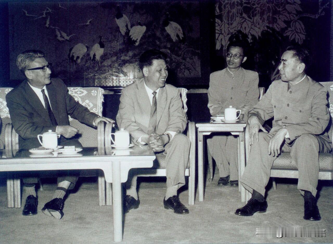 1964年5月10日，周恩来总理接见由中央广播委员会委员长柳永枸率领的朝鲜政府技