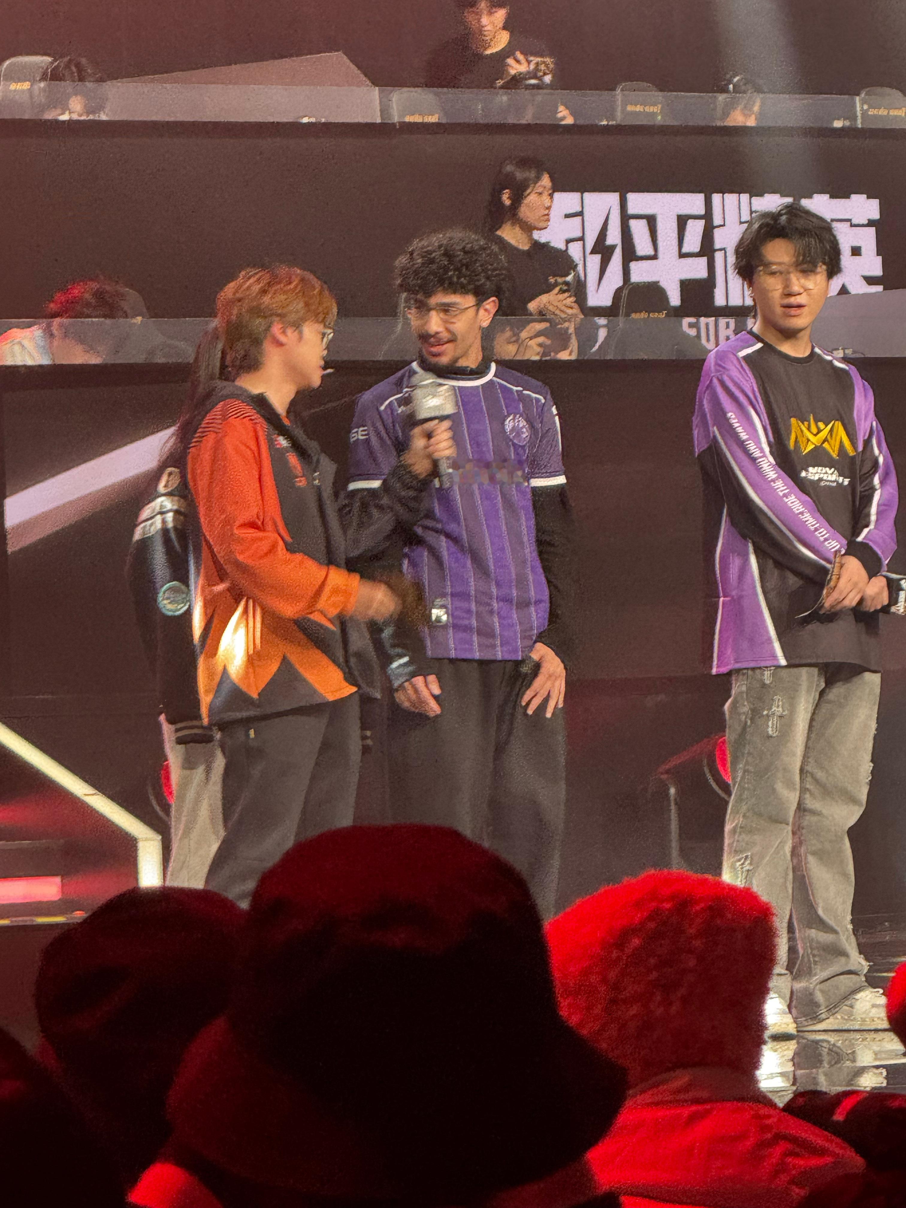 成都嘉年华你的兵来了外国兵也来啦，hhh沟通听不懂？没关系保护队长就对了和平精英